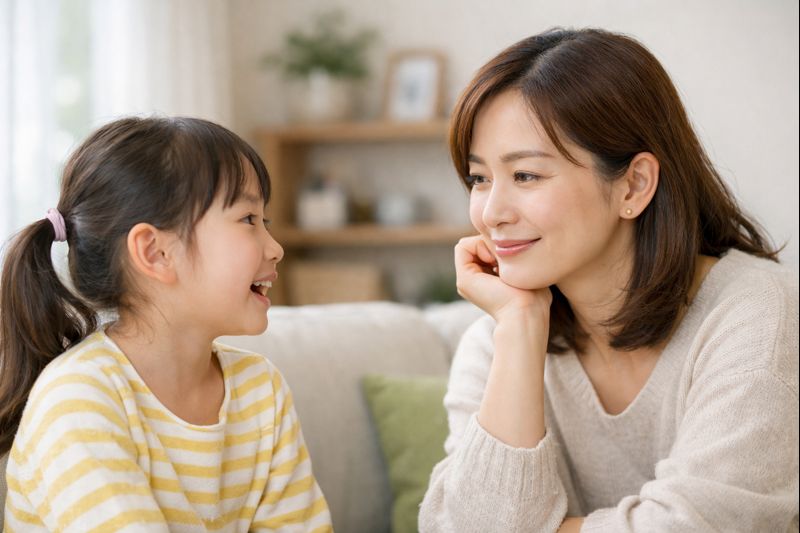 職場の面談で日本人男女が向き合い、傾聴と共感を仕事や人間関係に活かす具体例を示すシーン